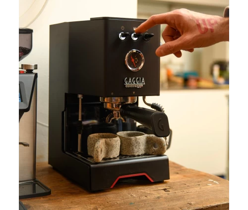 Gaggia Classic Up Black manual espresso machine με μανόμετρο και οθόνη TFT μαζί με 2 φλυτζάνια espresso.