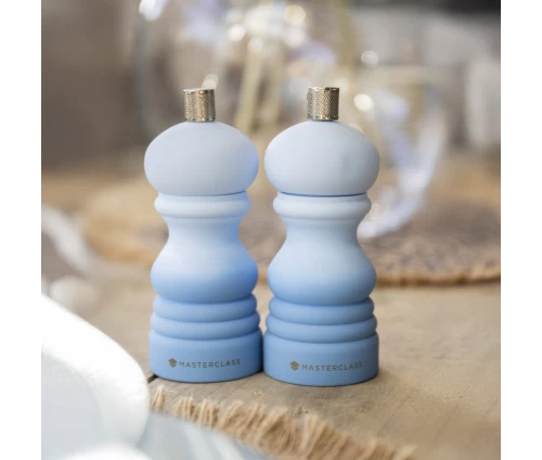 Δύο μύλοι MasterClass Ombre Blue τοποθετημένοι σε τραπέζι.
