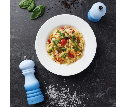 Ο γαλάζιος μύλος MasterClass δίπλα σε ένα πιάτο ζυμαρικών.