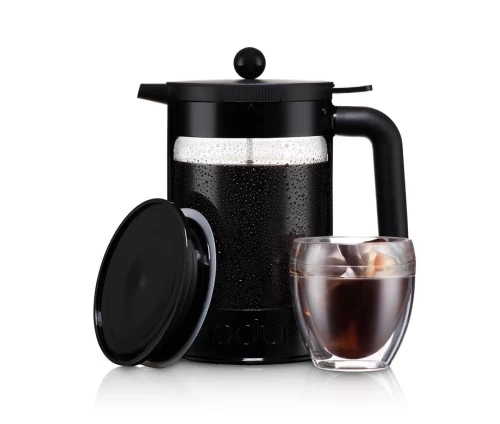 Το σετ Cold Brew Bodum Bean με την κανάτα, το καπάκι και ένα ποτήρι με πάγο.