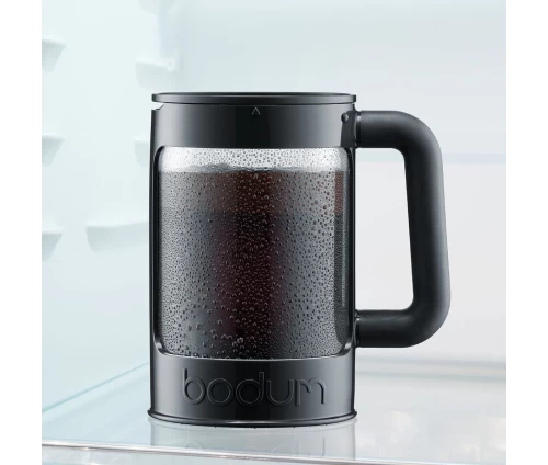 Η γυάλινη κανάτα του σετ Cold Brew Bodum Bean μέσα στο ψυγείο.