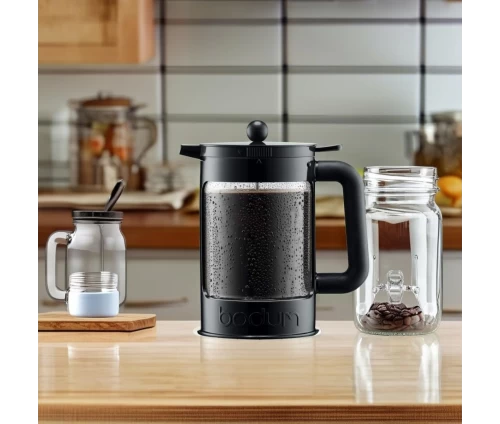 Το σετ Cold Brew Bodum K11683-01 Bean σε πάγκο κουζίνας με άλλα σκεύη