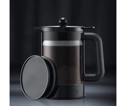 Bodum K11683-01 Bean Σετ Cold Brew σε μαύρο χρώμα με γυάλινη κανάτα, φωτογραφία σε μαύρο φόντο.