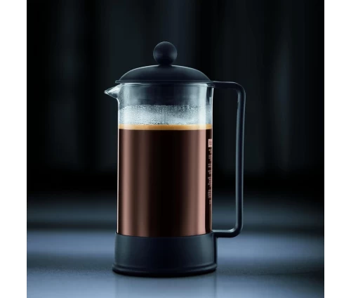 Bodum 1543-01 Brazil πρέσα καφέ French Press σε μαύρο χρώμα, με καφέ, φωτογραφία σε μαύρο φόντο.