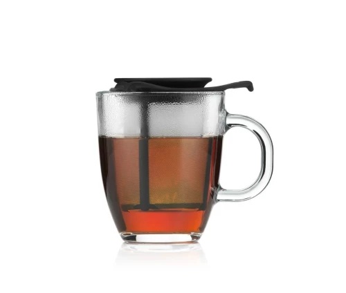 Προετοιμασία τσαγιού με το σετ Bodum Yo-Yo και χρήση του ανοξείδωτου φίλτρου.