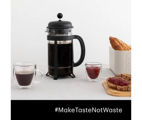 Η πρέσα Bodum JAVA 1L σε πρωινό σκηνικό με ποτήρια, ψωμί και μαρμελάδα.