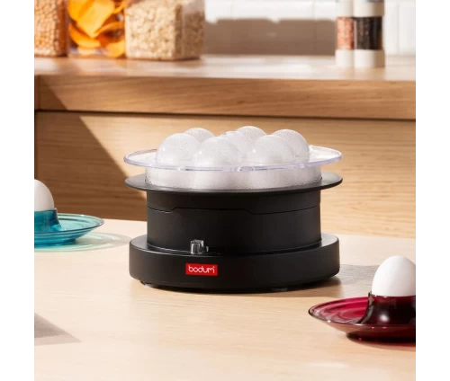 Ο βραστήρας αυγών Bodum Ettore σε λειτουργία στον πάγκο της κουζίνας.