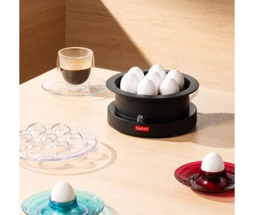 Πρωινό σκηνικό με τον βραστήρα αυγών Bodum Ettore, καφέ και αυγοθήκες.
