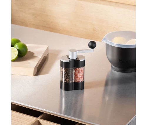 Ο μύλος Bodum Columbia σε χρήση στον πάγκο της κουζίνας δίπλα σε φρέσκα υλικά.