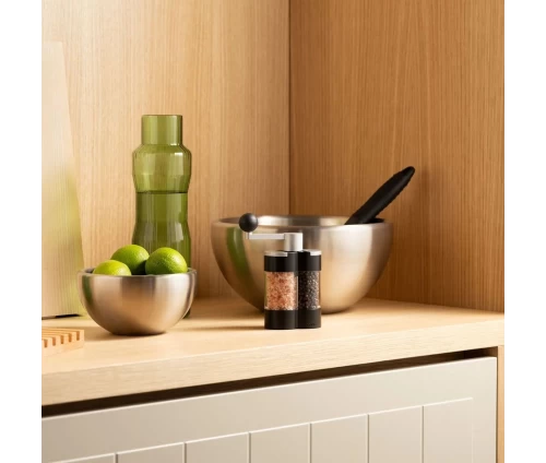 Μοντέρνος σχεδιασμός του μύλου Bodum Columbia σε ράφι κουζίνας.