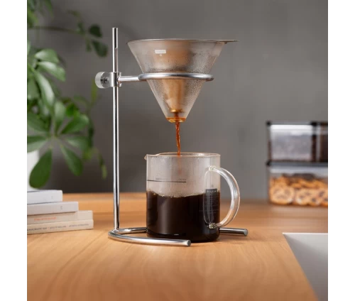 Λεπτομέρεια του μόνιμου φίλτρου από ανοξείδωτο ατσάλι της Bodum Pour Over Copper.