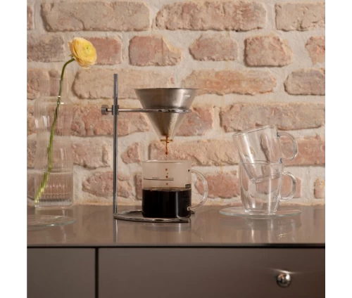 Η καφετιέρα Bodum Pour Over K12354-16 σε ένα μοντέρνο και πολυτελές σκηνικό κουζίνας.