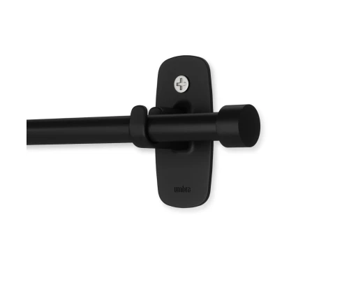 Μαύρο μεταλλικό κουρτινόξυλο Umbra Cappa Adhera σε πλήρη έκταση με τα αυτοκόλλητα στηρίγματα Adhera.