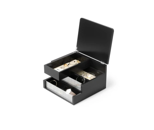 Μαύρο ξύλινο κουτί οργάνωσης κοσμημάτων Umbra Malibu με τρία επίπεδα, λινή επένδυση και λεπτομέρειες από ραβδωτό γυαλί.