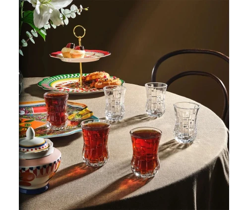Σερβίρισμα τσαγιού σε κρυστάλλινα ποτήρια RCR Etna 135ml σε στρωμένο τραπέζι.