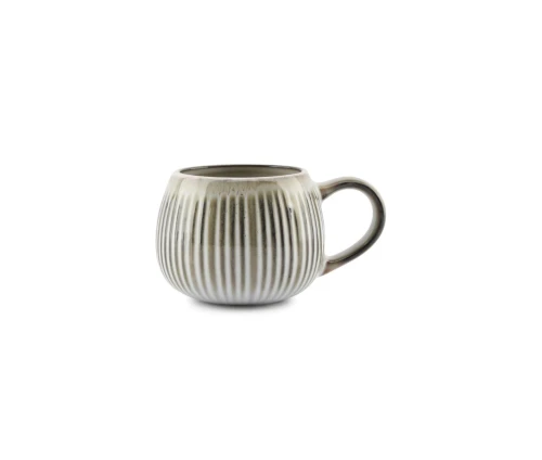 Μικρή κεραμική κούπα Salt&Pepper Arto Line με ανάγλυφες ραβδώσεις σε γήινες αποχρώσεις του μπεζ και του καφέ.