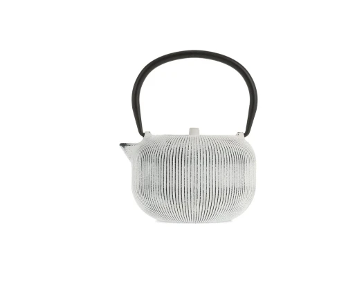 Λευκή μαντεμένια τσαγιέρα Salt&Pepper Sencha με ανάγλυφες κάθετες γραμμές και μαύρη τοξωτή λαβή.