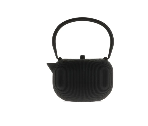 Μαύρη μαντεμένια τσαγιέρα Salt&Pepper Sencha με ανάγλυφες κάθετες γραμμές και παραδοσιακή λαβή.