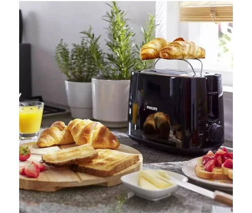 Φρυγανιέρα Philips HD2581/90 μαύρη σε κουζίνα με ψωμί και κρουασάν