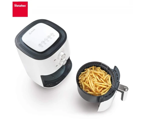 Καλάθι σιλικόνης Metaltex μέσα σε κάδο air fryer με πατάτες