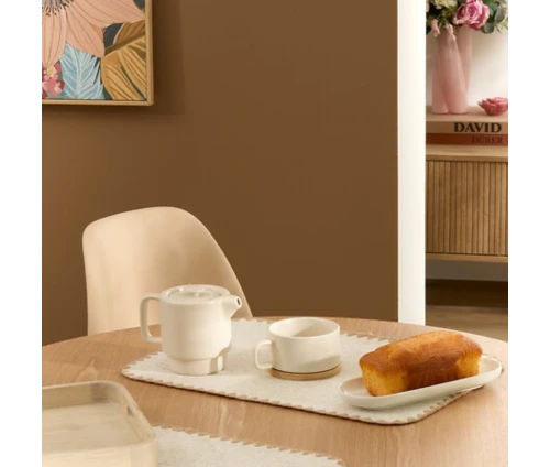 Lifestyle φωτογραφία με το σετ τσαγιέρας Secret de Gourmet σε στρωμένο τραπέζι.