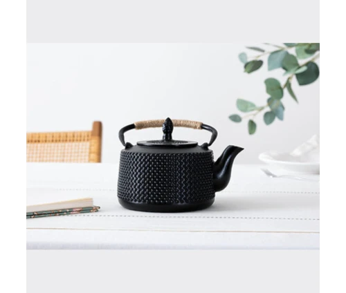 Lifestyle φωτογραφία της μαντεμένιας τσαγιέρας Flora σε στρωμένο τραπέζι.