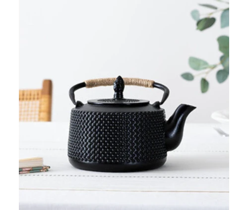 Lifestyle φωτογραφία της μαντεμένιας τσαγιέρας Flora σε στρωμένο τραπέζι, κοντινή λήψη.