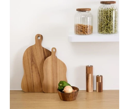 Lifestyle φωτογραφία: Η επιφάνεια κοπής Organik τακτοποιημένη σε πάγκο κουζίνας.