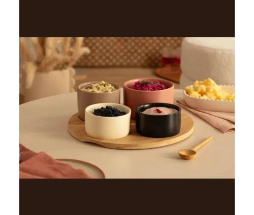 Lifestyle φωτογραφία: Το σετ ορεκτικών Bliss γεμάτο με dips και snacks σε στρωμένο τραπέζι.