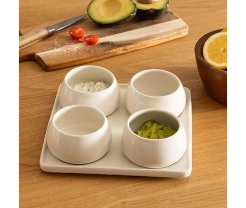 Χρήση του σετ Nora για dips όπως γουακαμόλε και sauces σε ξύλινο πάγκο.