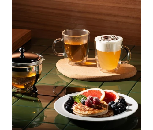 Πρωινό σερβίρισμα με κούπες Bodum Bistro, τσάι και καφέ με αφρόγαλα.