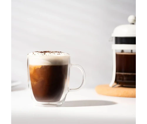 Κούπα Bodum Bistro με καφέ latte δίπλα σε καφετιέρα French Press.