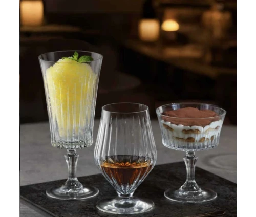 Παρουσίαση της σειράς RCR Timeless με ποτήρι cocktail/premium spirits, ποτήρι γρανίτας και ποτήρι επιδορπίου με τιραμισού.