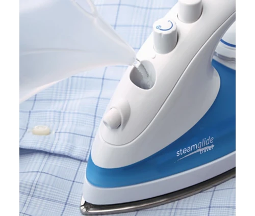 Γέμισμα δοχείου νερού στο σίδερο ταξιδίου Russell Hobbs RH22470-56