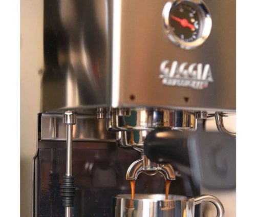 Εκχύλιση espresso από το επαγγελματικό κλείστρο 58mm της Gaggia Classic UP Inox