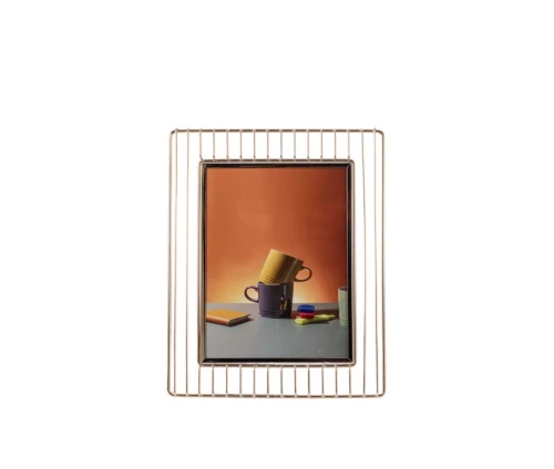 Μεταλλική κορνίζα Zen Collection 53015 για φωτογραφία 15x20 εκ. με χρυσαφί συρμάτινο πλαίσιο