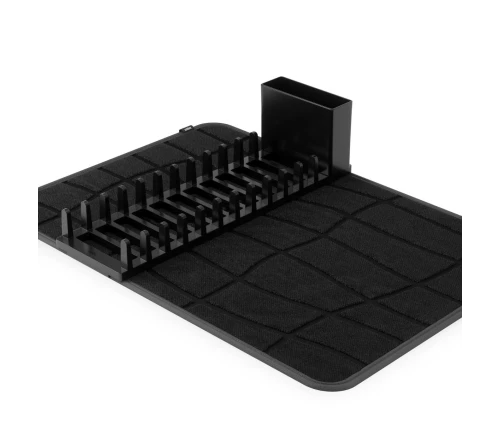 Κοντινό πλάνο άδειας μαύρης πιατοθήκης Umbra UDry Ultra Black με τη σχάρα και τη θήκη μαχαιροπίρουνων πάνω στο απορροφητικό υπόστρωμα