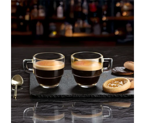 Φλιτζάνια RCR Caffè γεμάτα με espresso και πλούσια κρέμα, σερβιρισμένα σε πέτρινο δίσκο.
