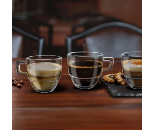 Τρία κρυστάλλινα φλιτζάνια RCR Caffè με lungo και macchiato δίπλα σε κόκκους καφέ.