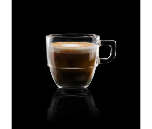 Κρυστάλλινο φλιτζάνι RCR Caffè 120ml με καφέ macchiato και latte art σε μαύρο φόντο.