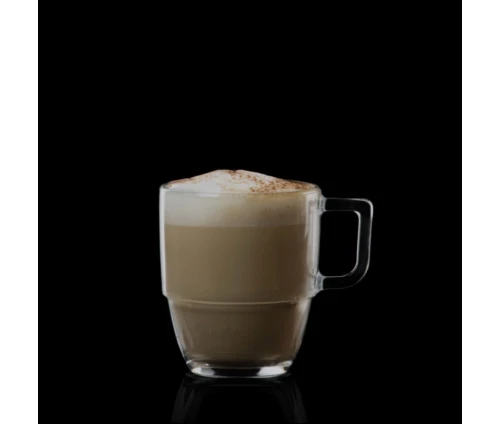 Κρυστάλλινη κούπα RCR 350ml με πλούσιο καφέ Latte ή Cappuccino και αφρόγαλα.