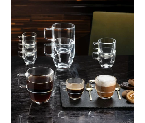 Η ολοκληρωμένη σειρά RCR Caffè, με την κούπα Americano 350ml σε πρώτο πλάνο γεμάτη με καφέ φίλτρου.