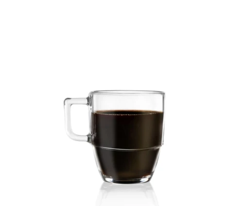 Κρυστάλλινη κούπα RCR Caffè 350ml γεμάτη με πλούσιο καφέ Americano.