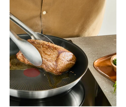 Μαγείρεμα κρέατος σε τηγάνι Tefal Emotion+ από ανοξείδωτο ατσάλι