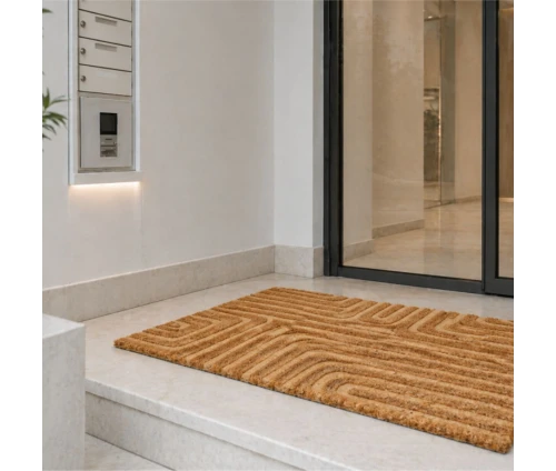 Πατάκι εισόδου MRShome 59x39cm με ανάγλυφο γεωμετρικό σχέδιο σε φυσική απόχρωση, τοποθετημένο σε εξώπορτα.