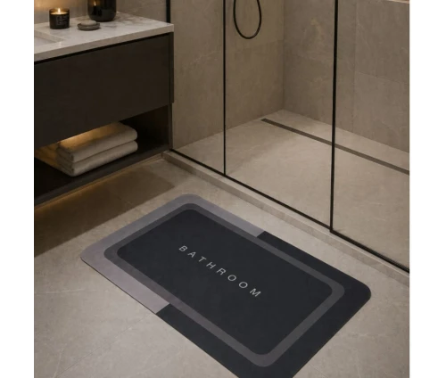 Γκρι πατάκι μπάνιου MRShome από polyester 40x60cm με σχέδιο Bathroom, τοποθετημένο σε ντουσιέρα.