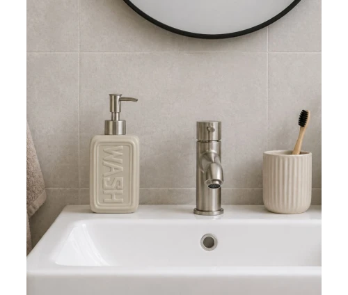 Off-white δοχείο κρεμοσάπουνου MRShome από dolomite 300ml με αντλία, τοποθετημένο σε νιπτήρα, μαζί με θήκη για οδοντόβουρτσες.