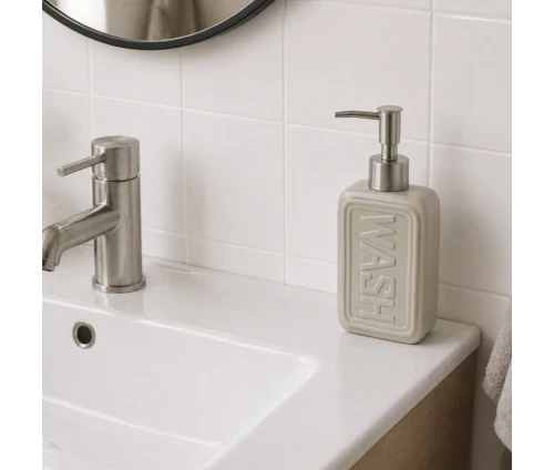 Off-white δοχείο κρεμοσάπουνου MRShome από dolomite 300ml με αντλία, τοποθετημένο σε νιπτήρα.
