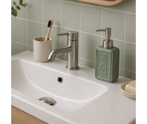 Πράσινο δοχείο κρεμοσάπουνου MRShome από dolomite 300ml με αντλία, τοποθετήμένο σε νιπτήρα.