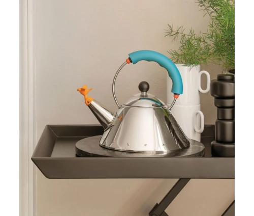 Εμβληματικός βραστήρας Alessi 9093/1 LAZ 1L τοποθετημένος σε μοντέρνο δίσκο κουζίνας